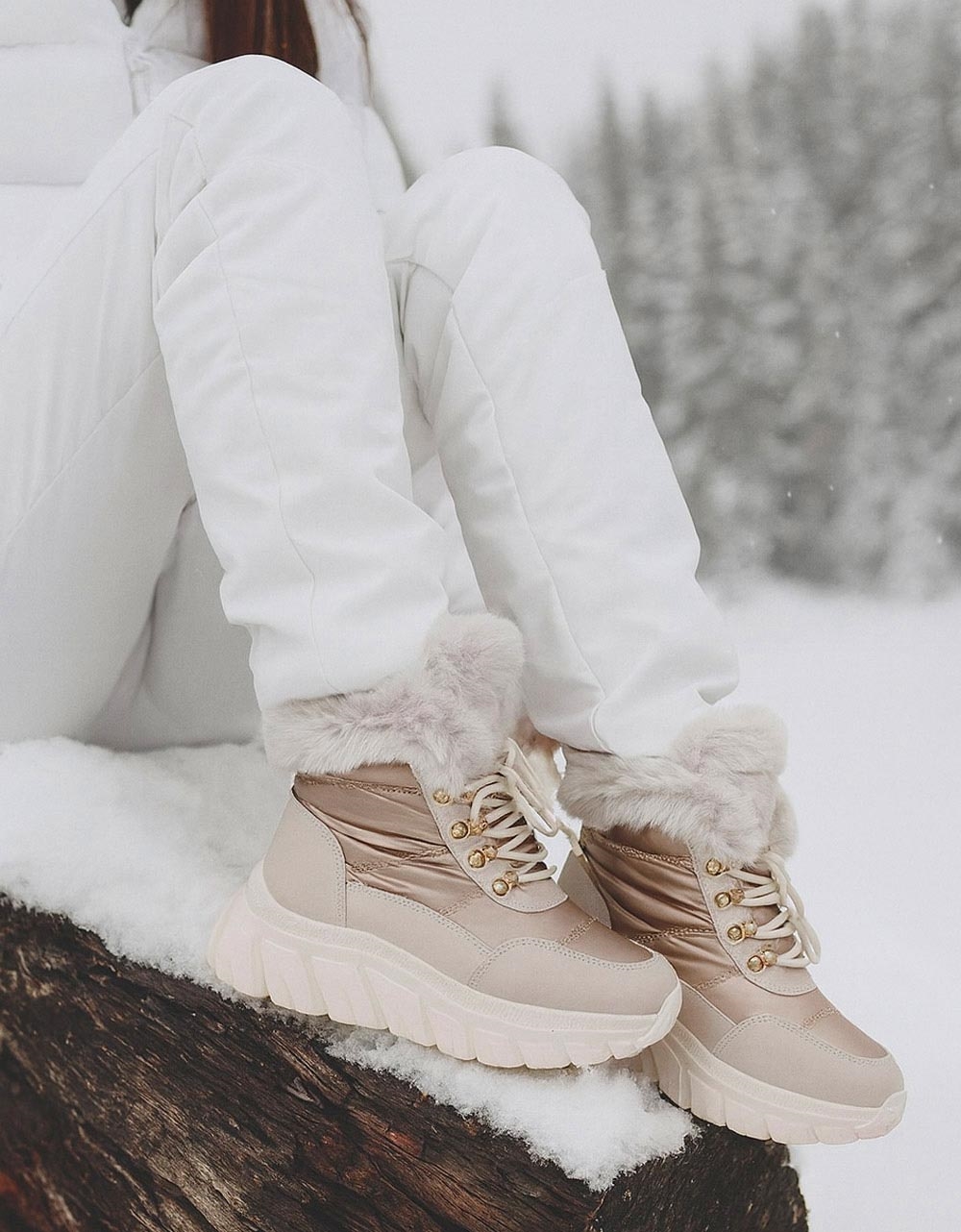 Εικόνα από Γυναικεία δίσολα μποτάκια με συνδιασμό υλικών Μπεζ