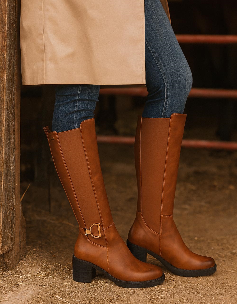 Εικόνα από Γυναικείες μπότες με μεταλλική αγκράφα και λάστιχο Ταμπά