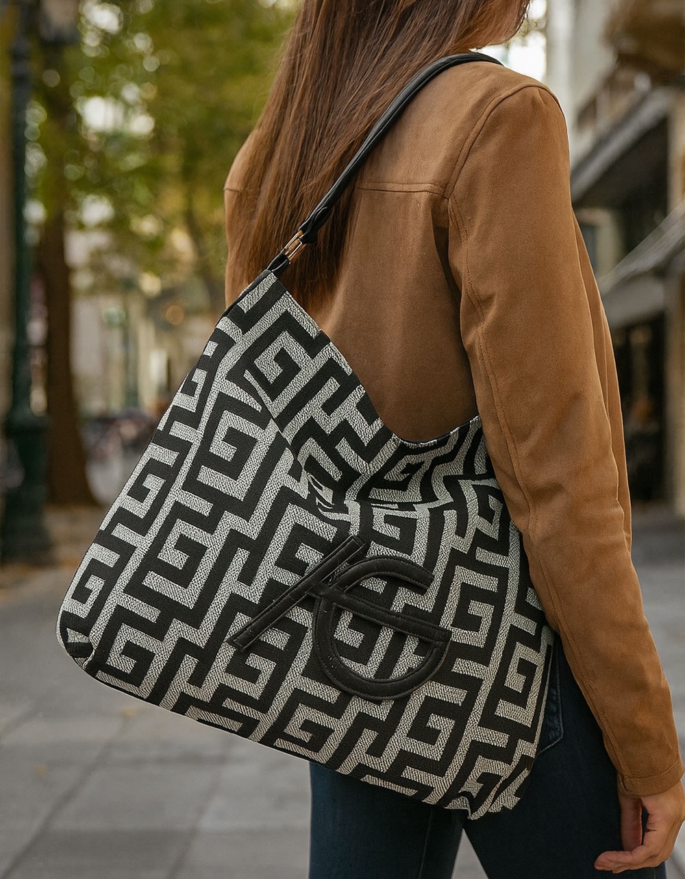 Εικόνα από Χειροποίητη τσάντα ώμου με μοτίβο μαιάνδρου Μαύρο/Λευκό