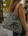 Εικόνα από Χειροποίητη τσάντα ώμου με μοτίβο μαιάνδρου Μαύρο/Λευκό