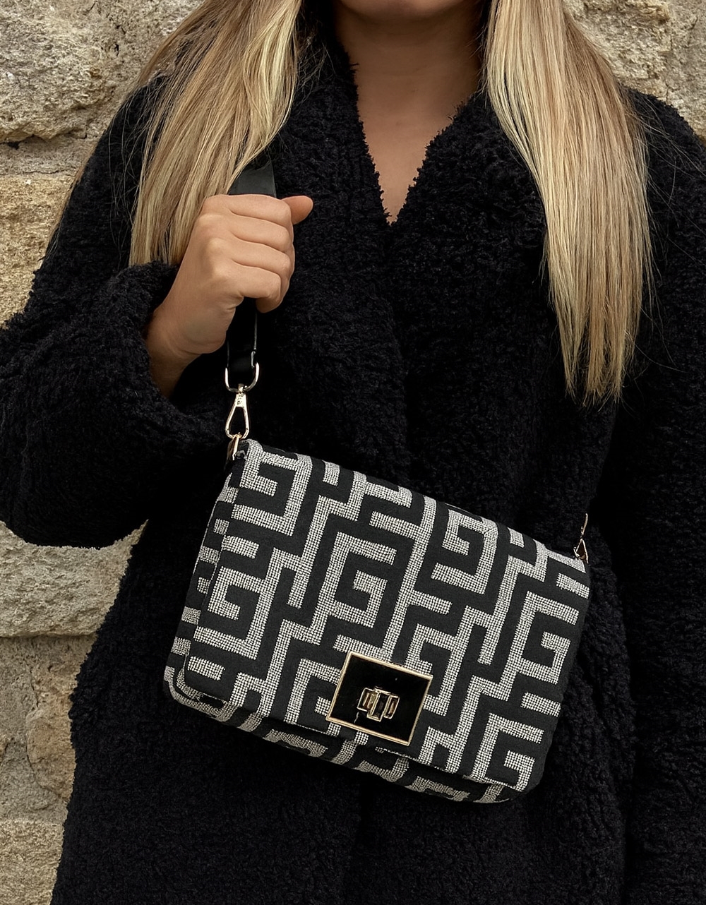 Εικόνα από Χειροποίητη τσάντα ώμου με μαίανδρο και μεταλλικό κούμπωμα S Μαύρο/Λευκό