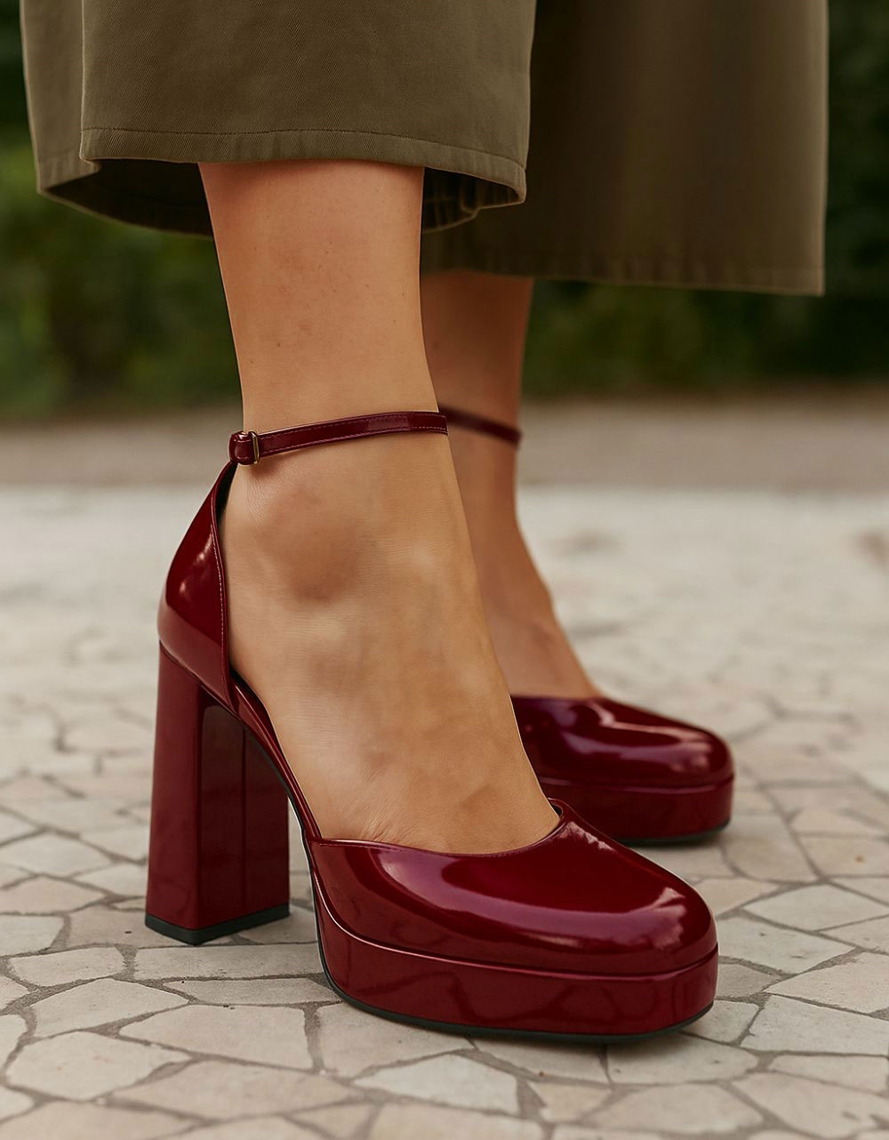 Εικόνα από Γόβες μονόχρωμες Ελληνικής κατασκευής με τετράγωνο τακούνι Μπορντώ