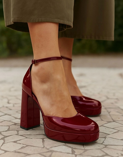 Εικόνα της Γόβες μονόχρωμες Ελληνικής κατασκευής με τετράγωνο τακούνι Μπορντώ