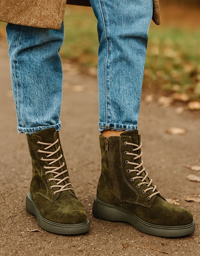 Εικόνα της Γυναικεία δερμάτινα μποτάκια ελληνικής κατασκευής σε απλή γραμμή Λαδί