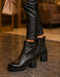 Εικόνα από Γυναικεία δερμάτινα μποτάκια ελληνικής κατασευής με τακούνι Μαύρο