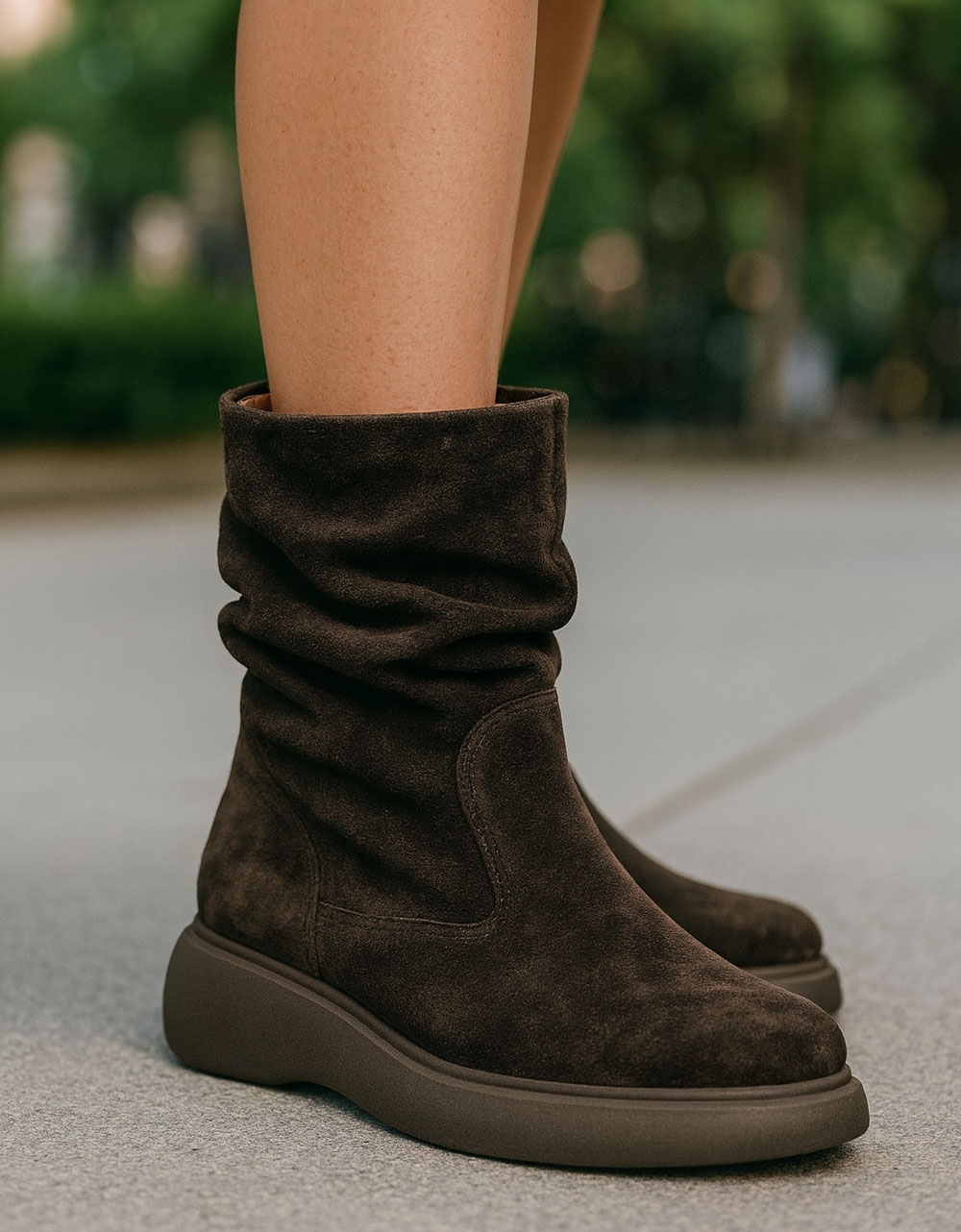 Εικόνα από Γυναικεία δερμάτινα μποτάκια ελληνικής κατασκευής με σούρα Καφέ