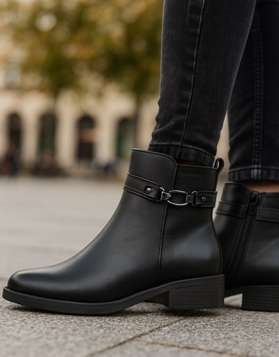 Εικόνα της Γυναικεία μποτάκια flat με διακριτική αγκράφα Μαύρο