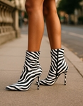 Εικόνα από Μποτάκια μυτερά με λεπτό τακούνι και φερμουάρ Ζέμπρα