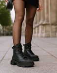 Εικόνα από Μποτάκια με κορδόνια και διπλή ελαστική σόλα Μαύρο