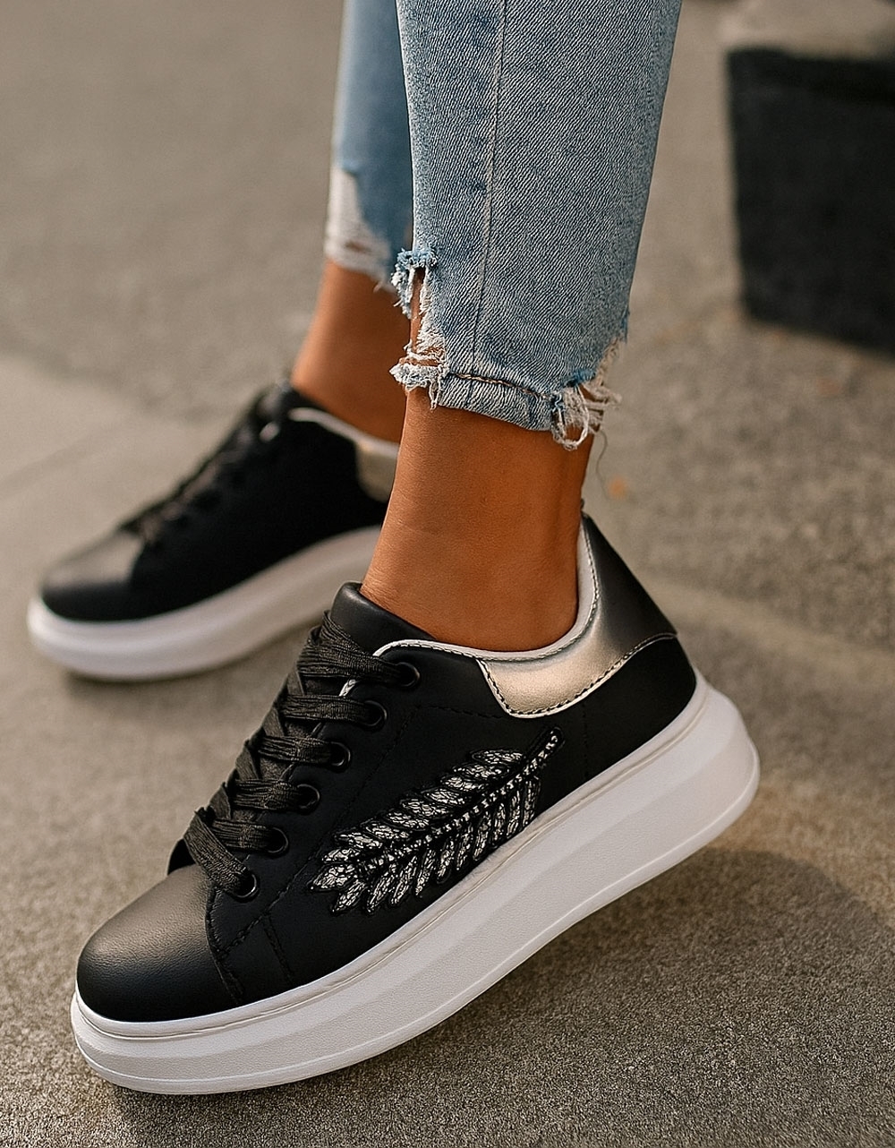 Εικόνα από Γυναικεία sneakers με διακοσμητικό φτερό στο πλάι Μαύρο