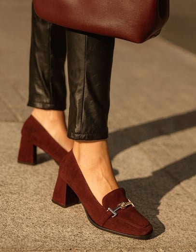 Εικόνα της Γόβες Ελληνικής κατασκευής με ιδιαίτερη διακοσμητική αγκράφα Μπορντώ