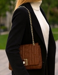Εικόνα από Χειροποίητη τσάντα ώμου με μαίανδρο και μεταλλικό κούμπωμα M Καφέ