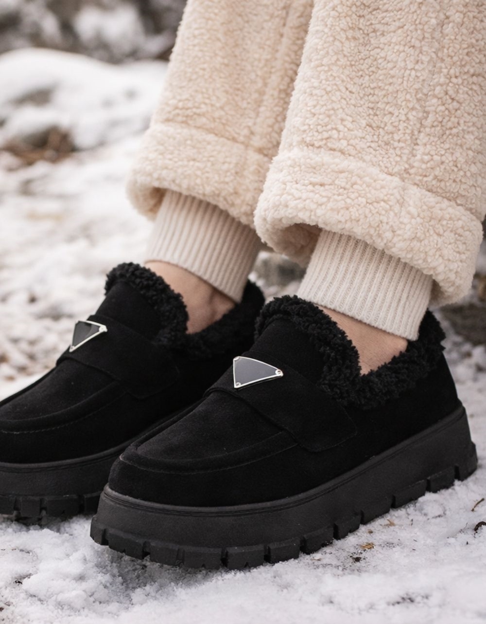 Εικόνα από Γυναικεία μποτάκια suede με εσωτερική γούνα Μαύρο