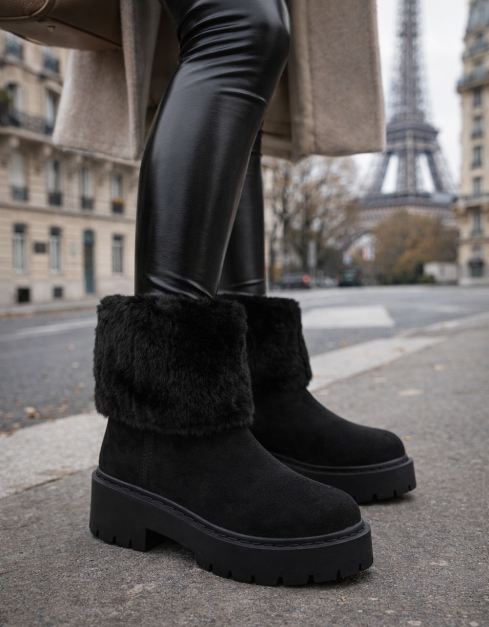 Εικόνα από Μονόχρωμα suede μποτάκια με τρακτερωτή σόλα Μαύρο