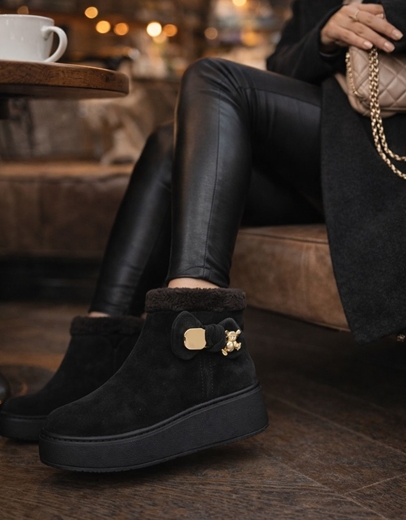 Εικόνα της Δίσολα suede μποτάκια μονόχρωμα με διακοσμητικό Μαύρο