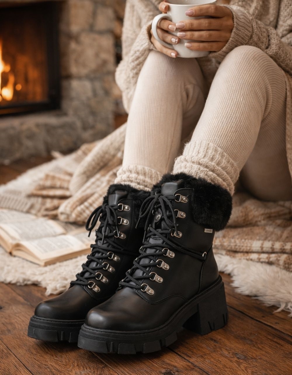 Εικόνα από Γυναικεία μποτάκια με κορδόνια και τρακτερωτή σόλα Μαύρο