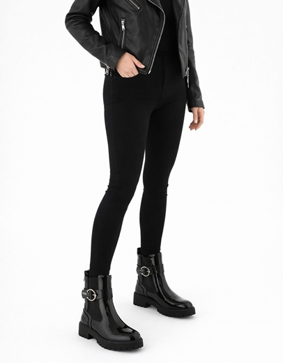 Εικόνα της Γυναικεία μποτάκια λουστρίνι με διακοσμητικό τοκά Μαύρο