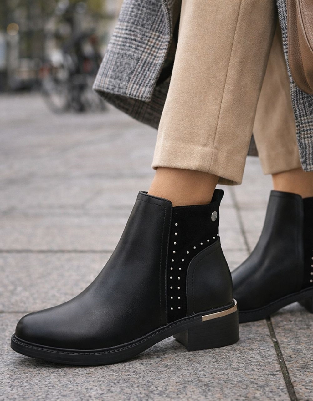 Εικόνα από Γυναικεία μποτάκια με διακοσμητικά τρουκς Μαύρο