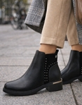 Εικόνα από Γυναικεία μποτάκια με διακοσμητικά τρουκς Μαύρο