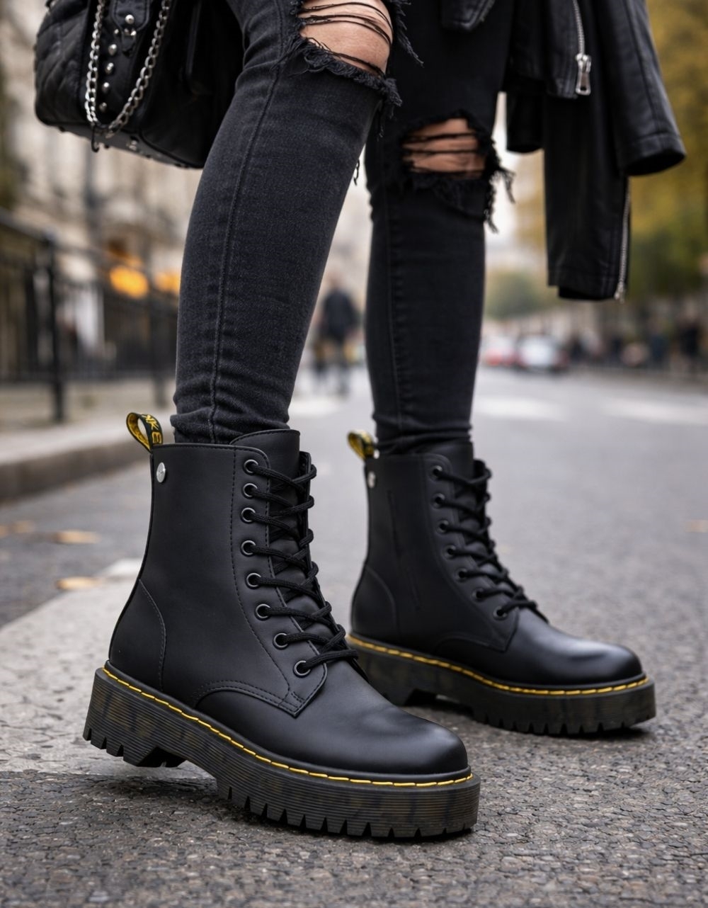 Εικόνα από Γυναικεία μποτάκια μονόχρωμα σε απλή γραμμή Μαύρο