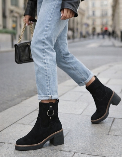 Εικόνα της Γυναικεία μποτάκια suede με διακοσμητικό κρίκο Μαύρο