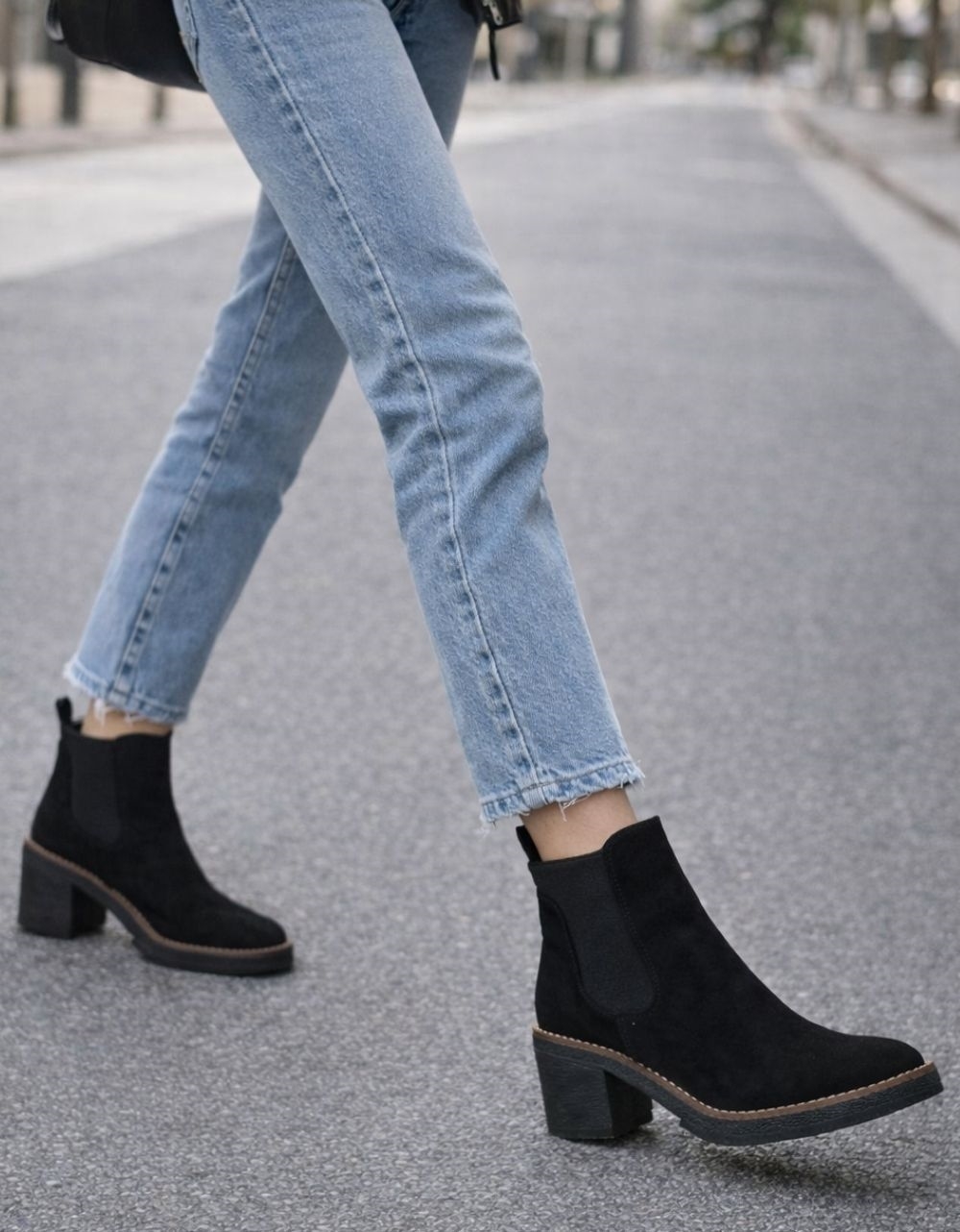 Εικόνα από Chelsea μποτάκια suede με τετράγωνο τακούνι Μαύρο