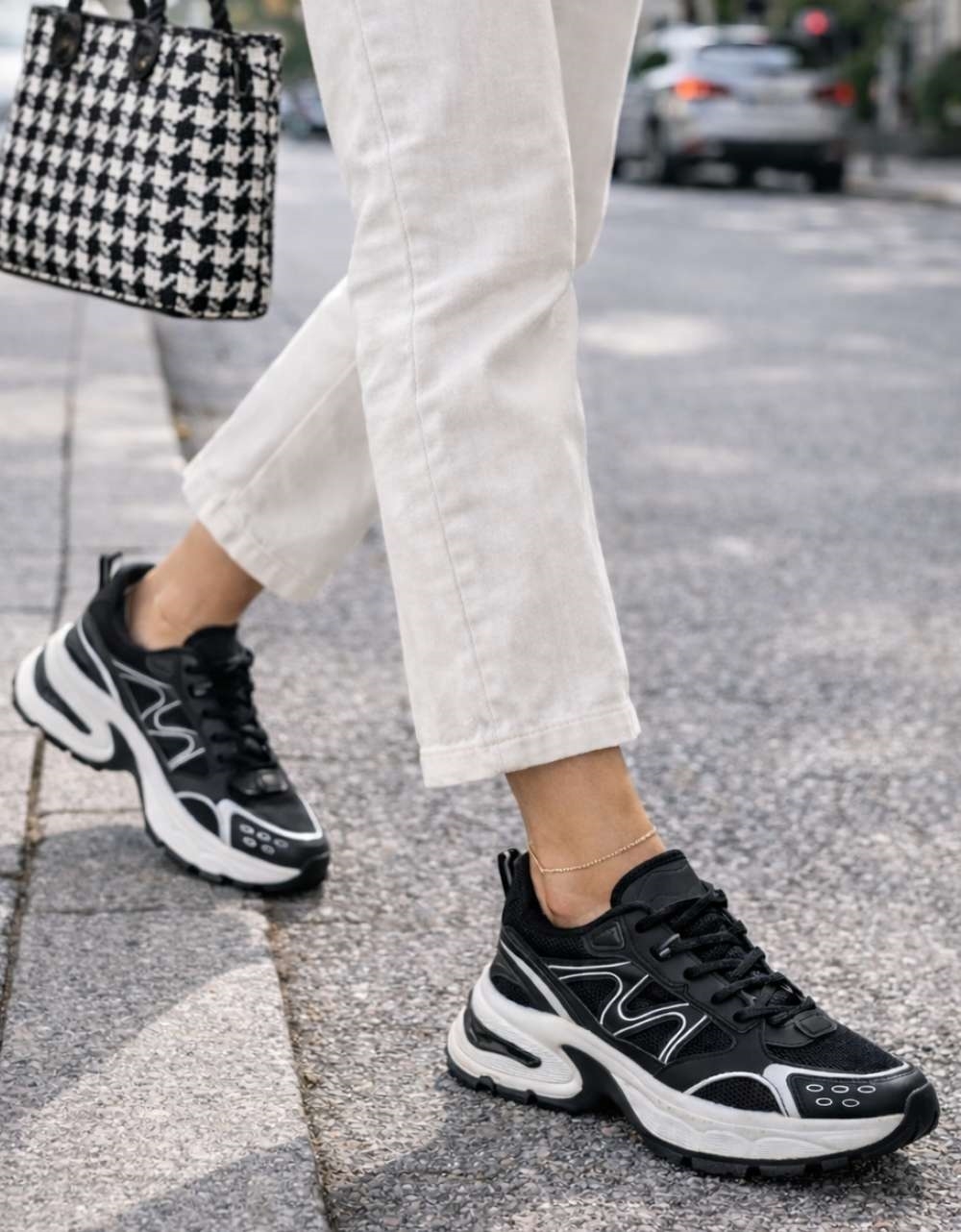 Εικόνα από Γυναικεία sneakers δίσολα με μοτίβο στο πλάι Μαύρο