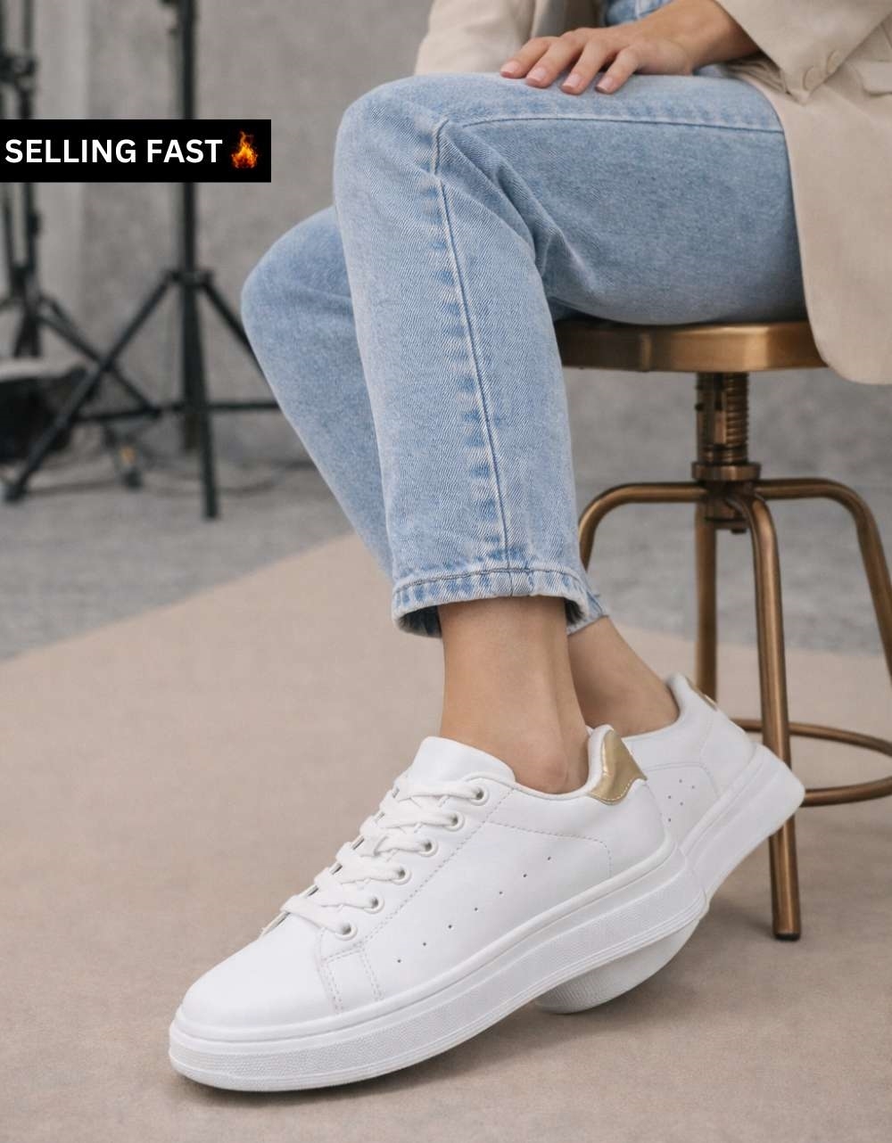 Εικόνα από Basic γυναικεία sneakers με χρωματιστή λεπτομέρια Λευκό/Σαμπανί