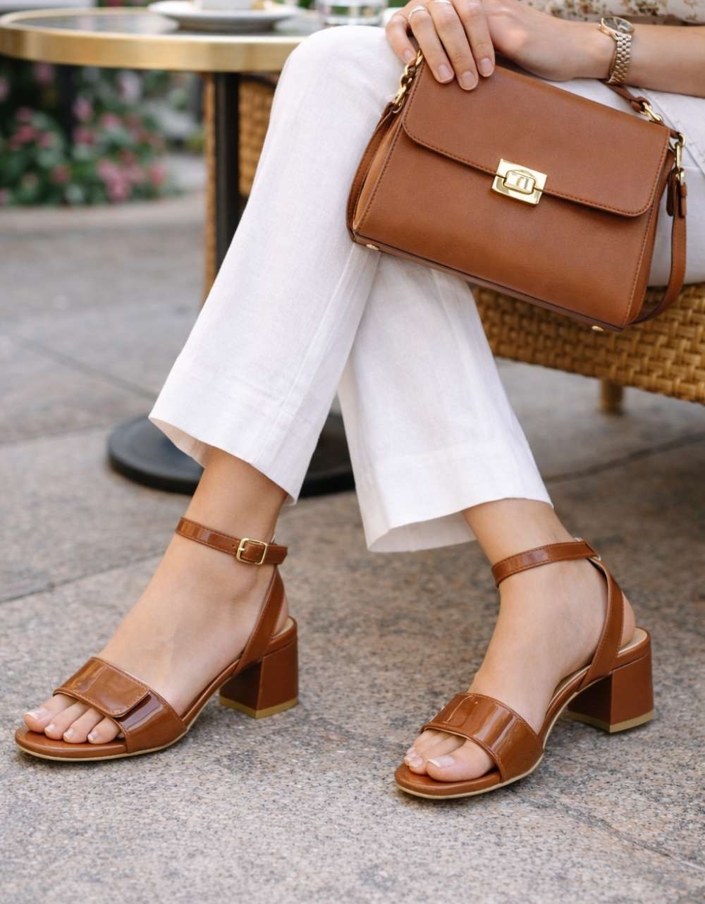 Εικόνα από Χαμηλά πέδιλα λουστρίνι με μπαρέτα Καφέ