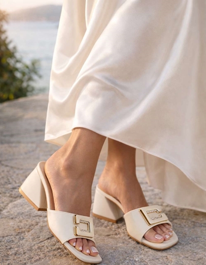 Εικόνα της Mules σε καρέ γραμμή με με φάσα και διακοσμητικό τοκά Πάγου