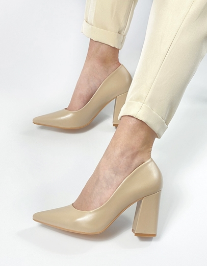 Εικόνα της Μυτερές μονόχρωμες γόβες με τετράγωνο τακούνι Μπεζ