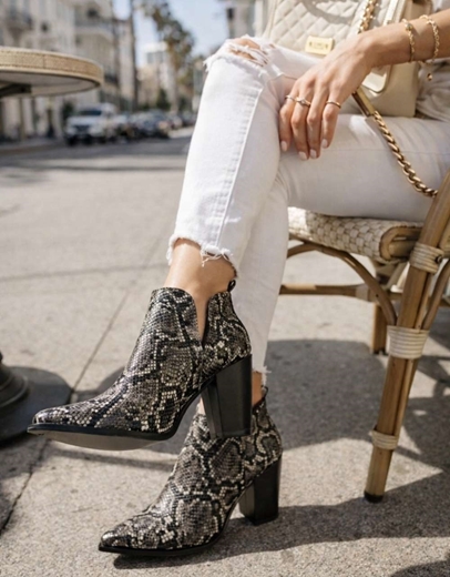 Εικόνα της Μυτερά μποτάκια Ελληνικής κατασκευής με ανοίγματα Μαύρο/Λευκό