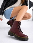 Εικόνα από Γυναικεία μποτάκια μονόχρωμα σε απλή γραμμή Μπορντώ