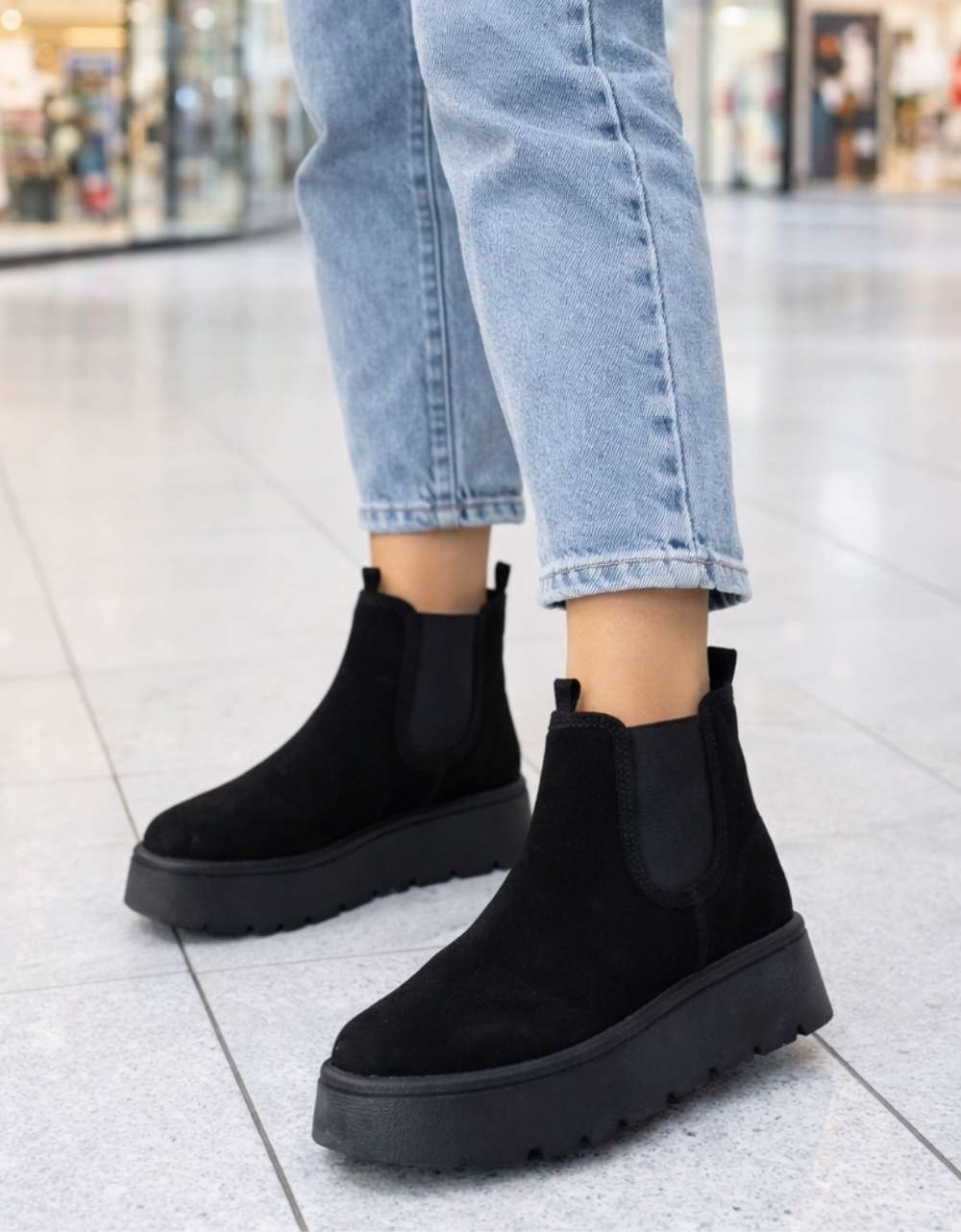 Εικόνα από Δίσολα suede μποτάκια μονόχρωμα με λάστιχο Μαύρο