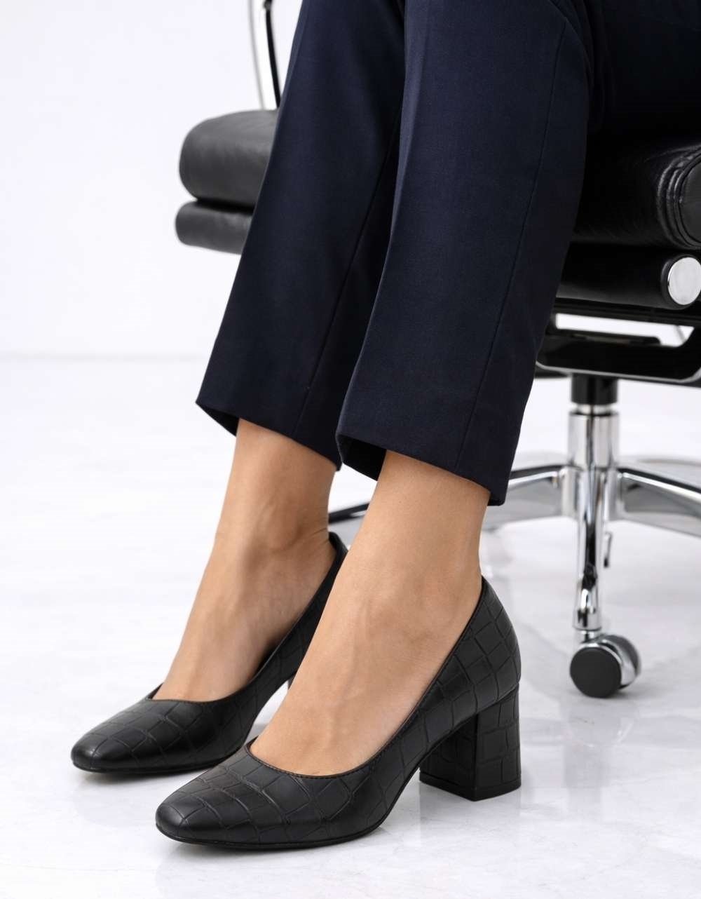 Εικόνα από Μονόχρωμες γόβες Ελληνικής κατασκευής με κροκό υφή Μαύρο