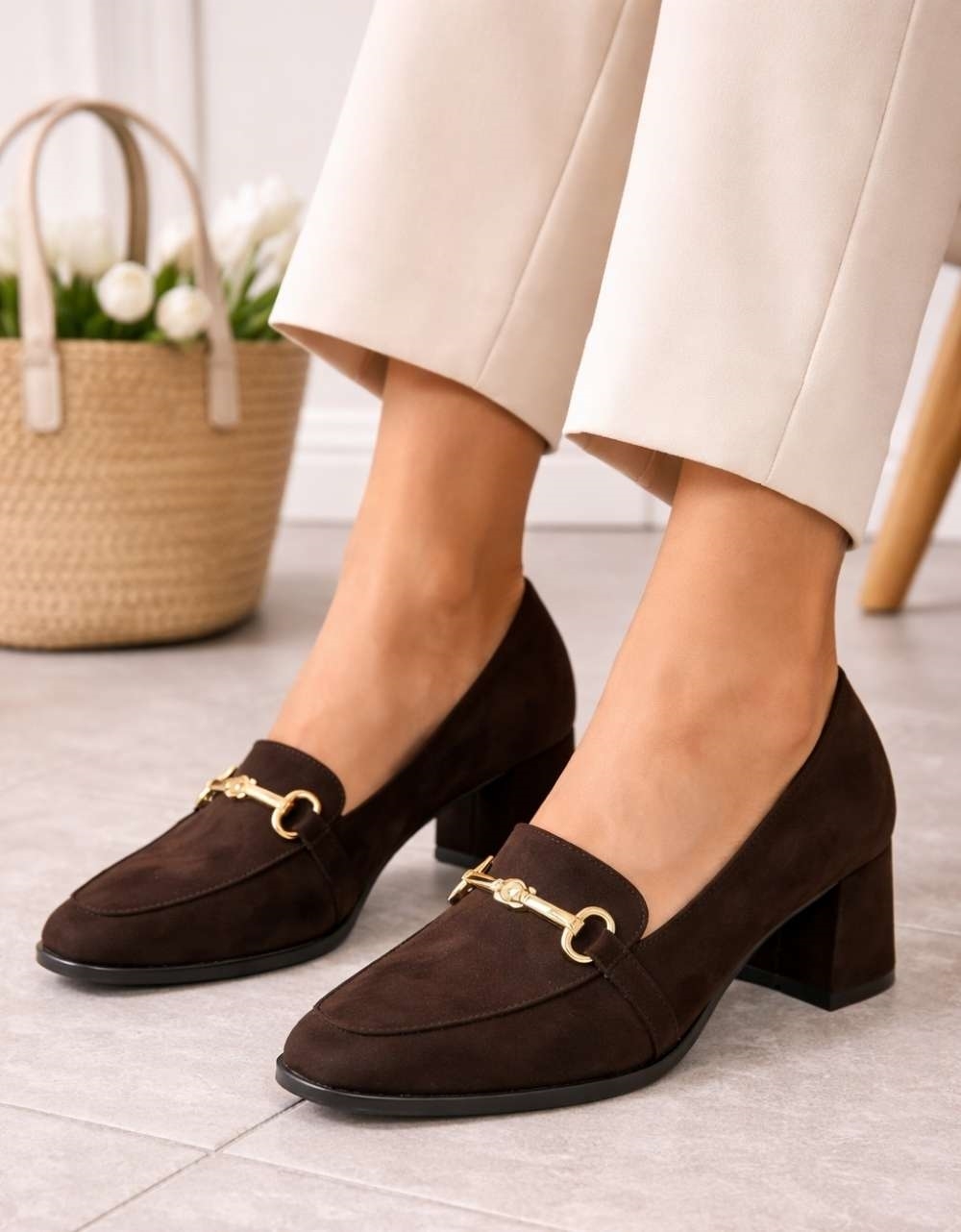 Εικόνα από Γόβες Ελληνικής κατασκευής με ιδιαίτερη διακοσμητική αγκράφα Καφέ