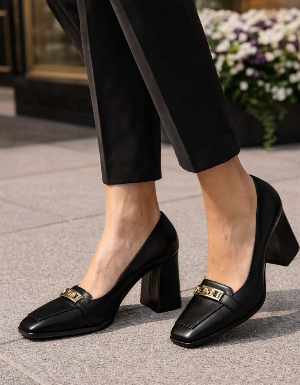 Εικόνα από Μονόχρωμες γόβες Ελληνικής κατασκευής με αγκράφα Μαύρο