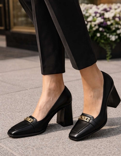 Εικόνα της Μονόχρωμες γόβες Ελληνικής κατασκευής με αγκράφα Μαύρο