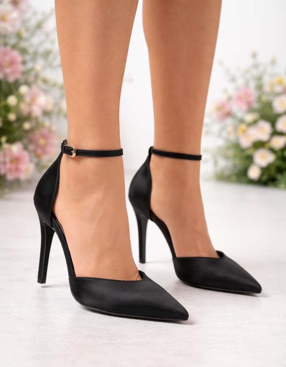 Εικόνα από Μυτερές ψηλοτάκουνες σατέν γόβες με μπαρέτα Ελληνικής κατασκευής Μαύρο