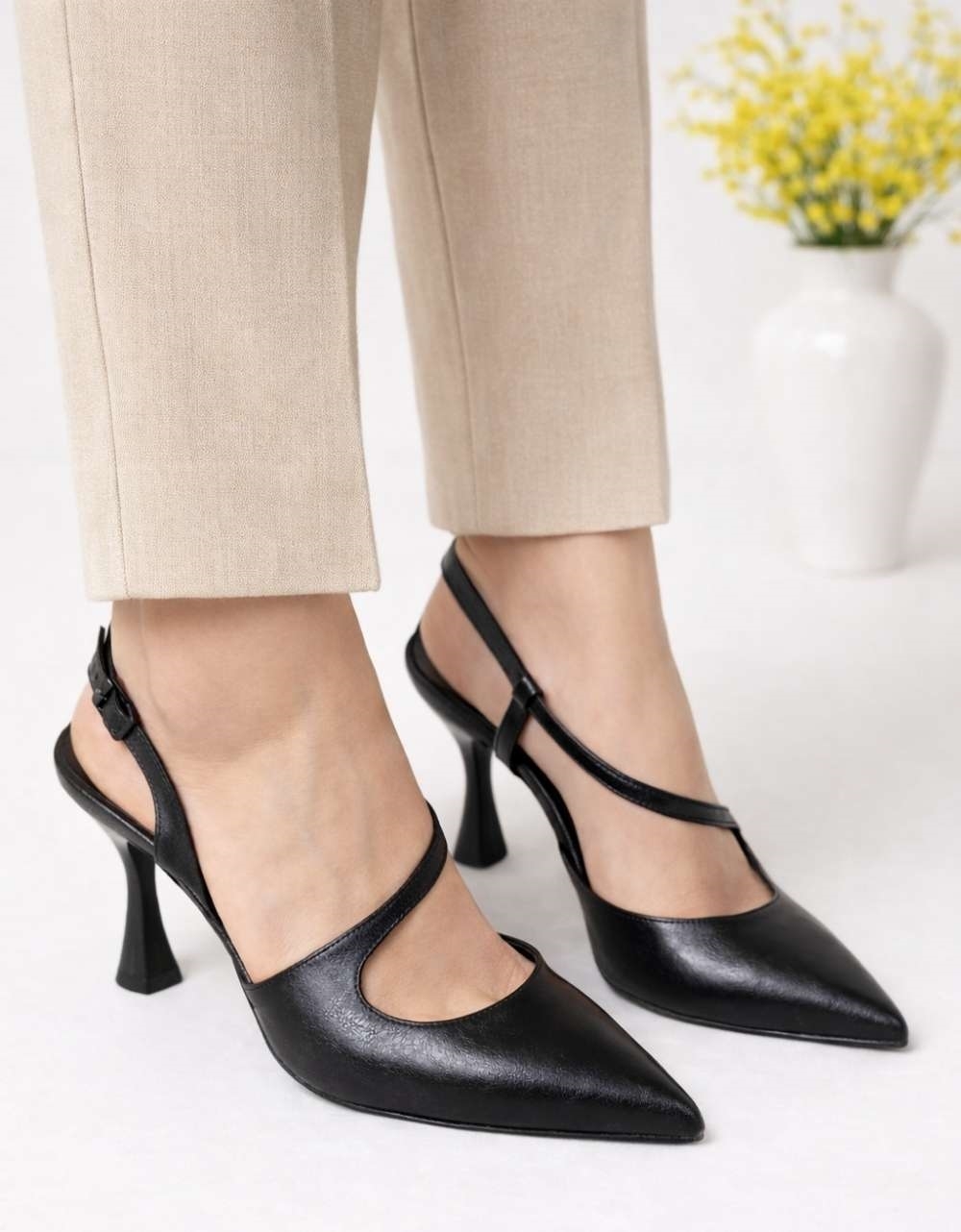 Εικόνα από Μονόχρωμες γόβες Ελληνικής κατασκευής σε μυτερή γραμμή Μαύρο