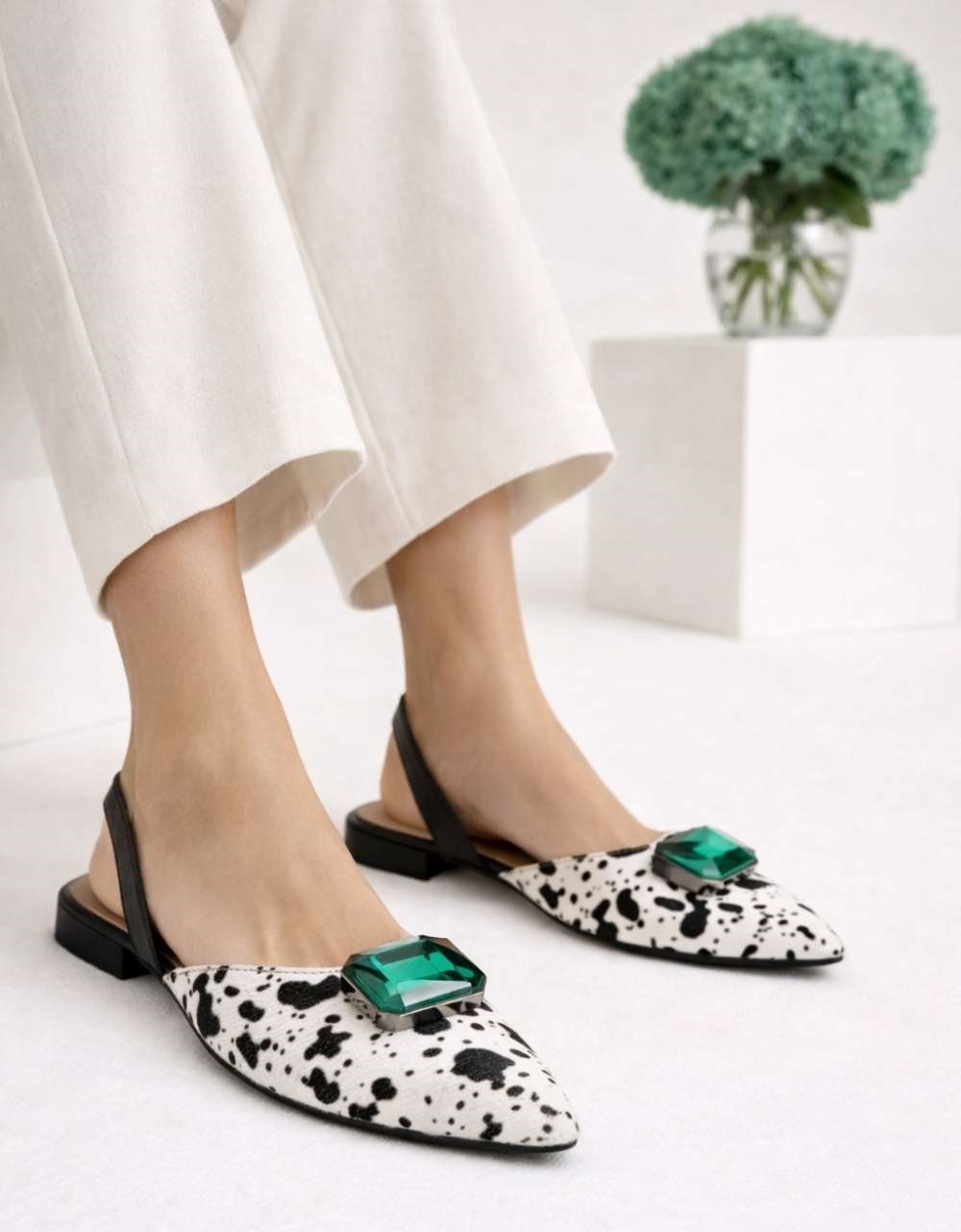 Εικόνα από Δερμάτινα γοβάκια open heel με διακοσμητική πέτρα Λευκό/Μαύρο