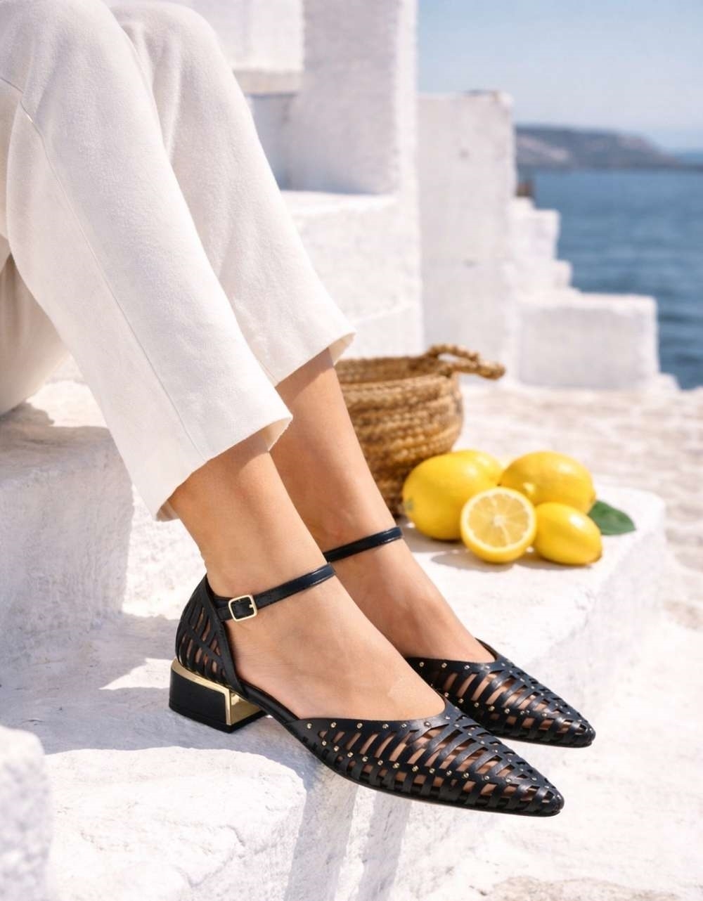 Εικόνα από Δερμάτινες γόβες με ανοίγματα και τρουκς Μαύρο