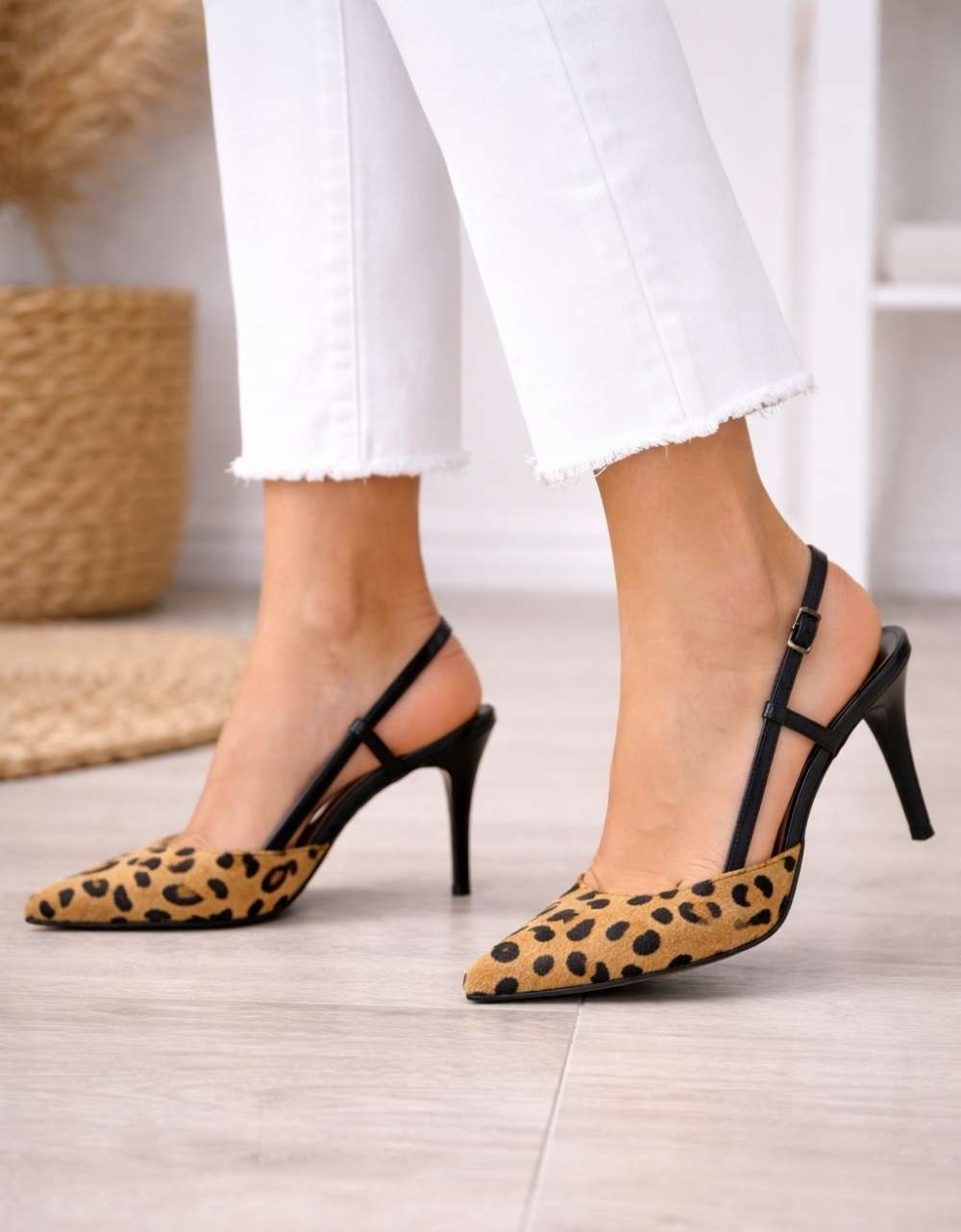 Εικόνα από Open heel γόβες Ελληνικής κατασκευής με λεπτό τακούνι Λεοπάρ