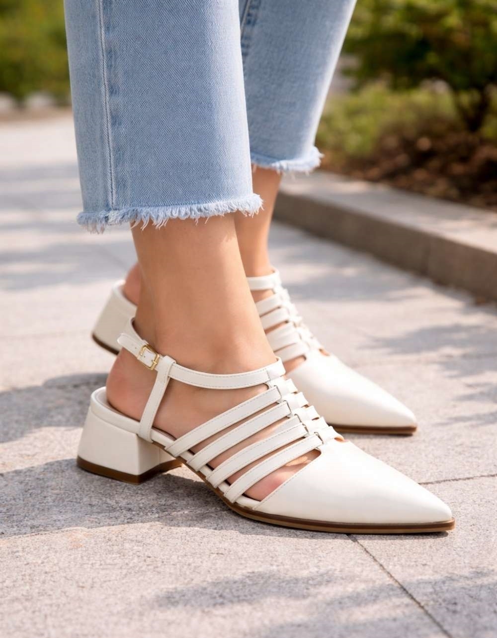 Εικόνα από Πέδιλα Ελληνικής κατασκευής μονόχρωμα με λουράκια Λευκό