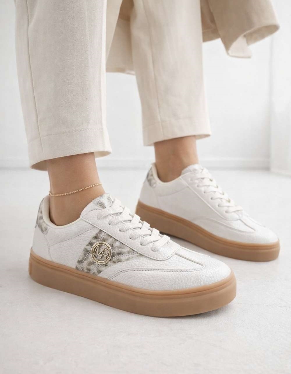Εικόνα από Γυναικεία sneakers δίπατα με λεπτομέριες animal print Ασημί