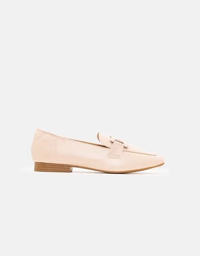 Εικόνα της Flat μονόχρωμα loafers με διακοσμητική αγκράφα Μπεζ