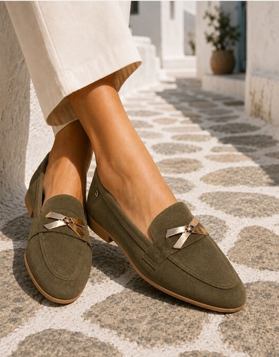 Εικόνα της Δερμάτινα loafers Ελληνικής κατασκευής με μεταλλικό διακοσμητικό Λαδί