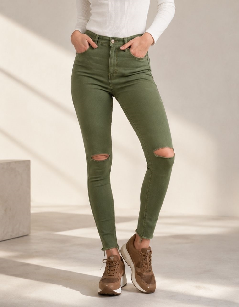 Εικόνα από Skinny παντελόνι τζιν με σκίσιμο στο γόνατο Χακί