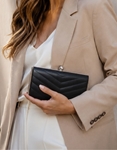 Εικόνα από Τσαντάκι clutch με διακοσμητικές ραφές Μαύρο