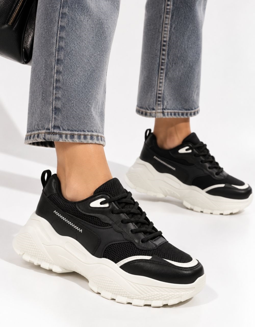 Εικόνα από Γυναικεία sneakers σε απλή γραμμή με chunky σόλα Μαύρο